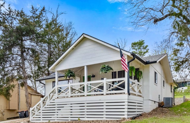 New! Hot Tub, Lake Access, Close to trails & Downtown Rogers, Dogs OK