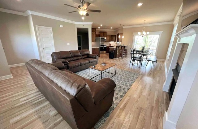 New Hot Tub Lake View King Suite FAST WiFi 75” TV