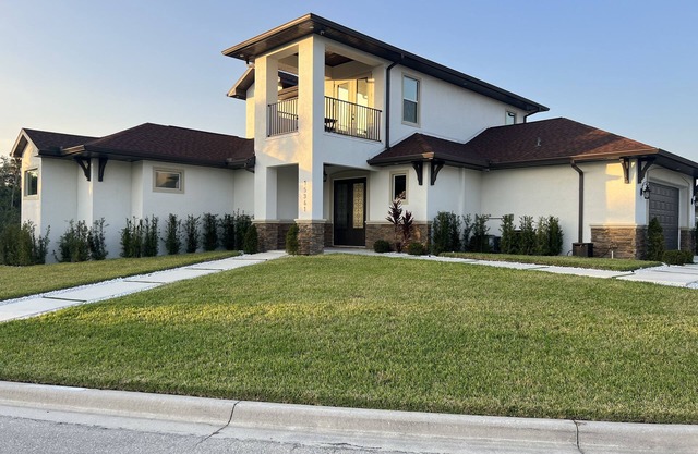 new house 10 minutes to downtown