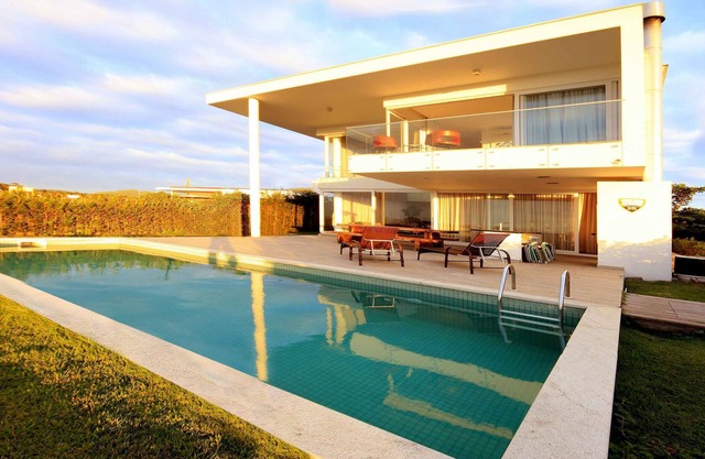 MAISON NEUVE, HAUT STANDARD, FRONT DE PLAGE, DANS CONDOMINIUM FERMÉ!