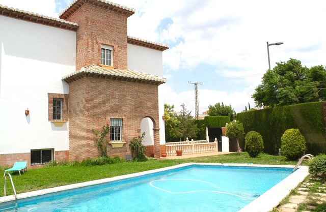 # # # Maison impressionnante pour 12 - piscine, jardin et barbecue