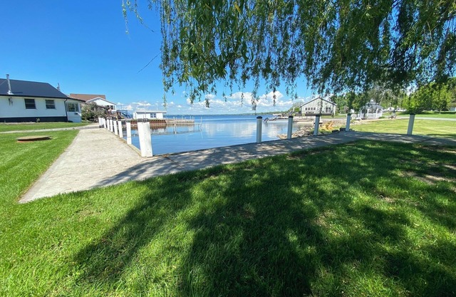 Accueil du lac Ontario avec quai de 32 mètres Safe Harbor Watertown / Sackets