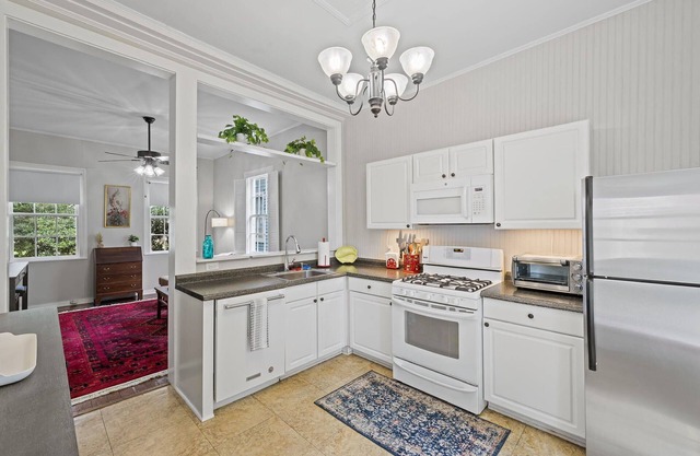 NEW in Oakleigh Garden | Sleeps 16 | Mardi Gras