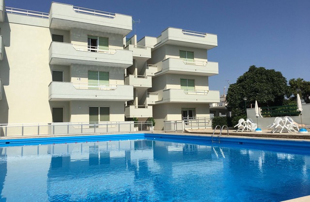 Nouveau à Torre dell'Orso avec piscine deux salles de bains près de la plage
