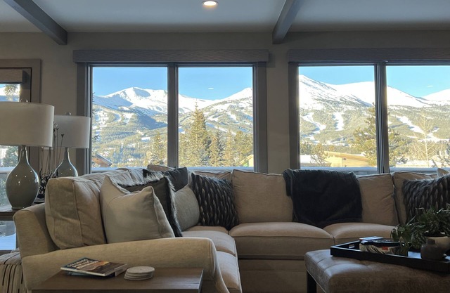 New, in town, incredible views, hot tub, walk/ride free shuttle, Ski Chalet!