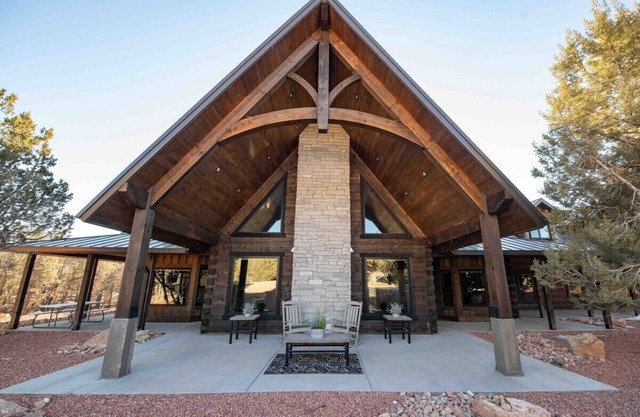 New! Juniper Ridge Luxury Lodge @ East Zion & Bryce