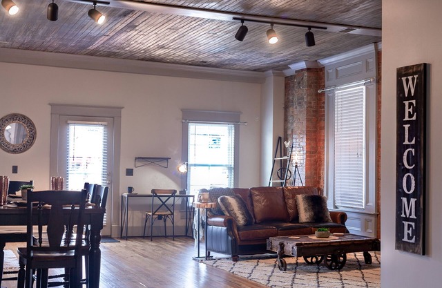 * Nouveau * Kentucky Industrial Bourbon Downtown Loft!