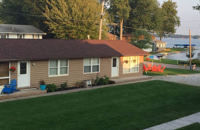 Nouvel enfant en ville, lac Wawasee, condo de canal 2 chambres avant avec embarcadère