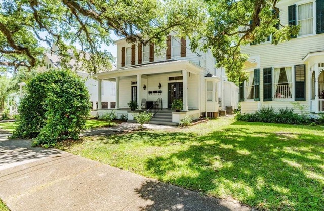 NEW King Bed Charmer | Sleeps 12 | Mardi Gras | EV