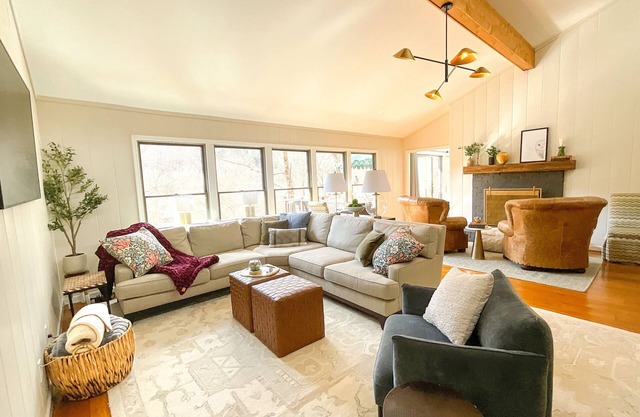 Hot Tub. River View. Fire Table. Cozy 2-Sided Fireplace