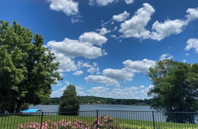 New Lake House 20 minutes to Downtown Nashville! Water slide, Movie theater ETC!