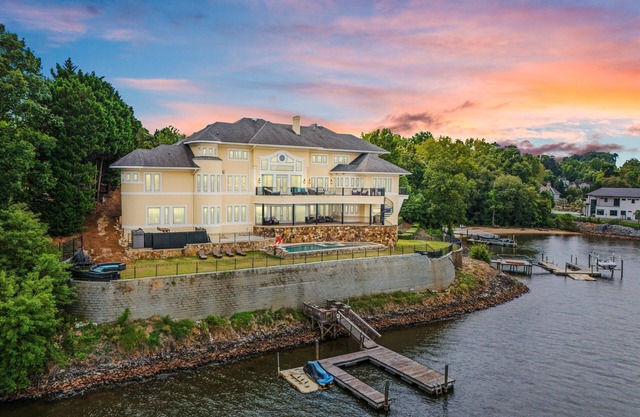 New Lake Wylie Mansion; Sleeps 22 w/Game Room, Basketball Court & Amazing Views!