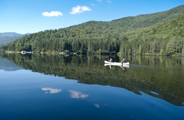 NOUVELLE MAISON DE STYLE D'ARTISANAT LAKEFRONT DANS LES MONTAGNES