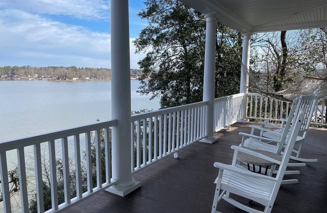 New! Lakefront, family-friendly 7-bedroom home, big water view, volleyball court
