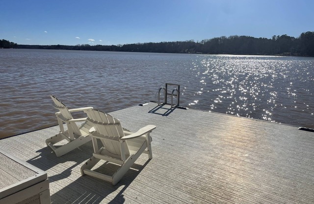 NEW Lakefront Home on Lake Oconee! Big Views, Dock, Grill, Kayaks/SUPs, Firepit!