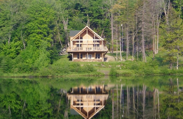 Nouvelle maison en bois rond au bord du lac