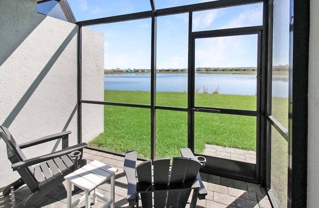New lakefront villa with all of the amenities - Hibiscus Haven