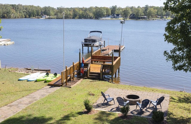 NEW-Lakeside Getaway w Priv Dock Lake toys & more