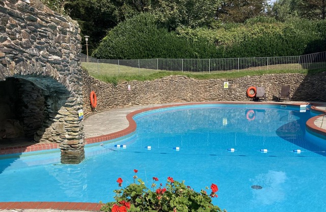 NEW Lakeview 2 bed cottage with pools.