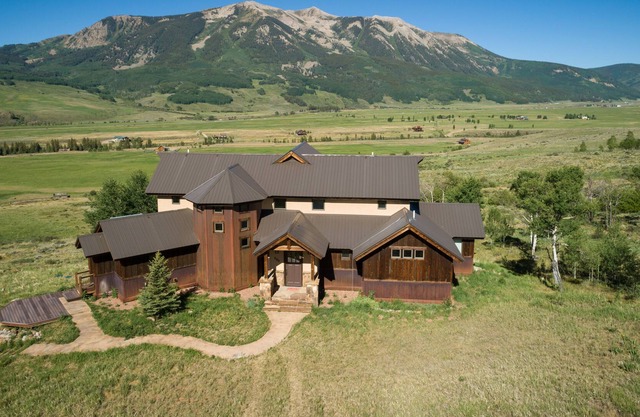 Nouveau grand 4 chambres 4 salles de bain w / salle de jeux sur 15 Acres - Amazing Mountain Views