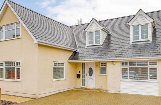 New: Large holiday cottage sleeping 8 W/ Hot Tub