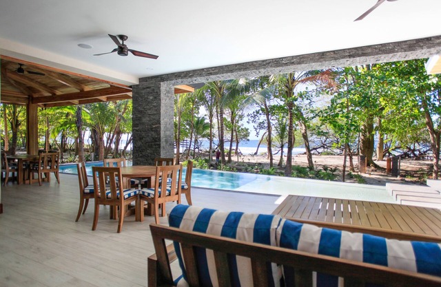 Marque nouvelle maison de luxe en bord de mer moderne littéralement étapes à l'océan
