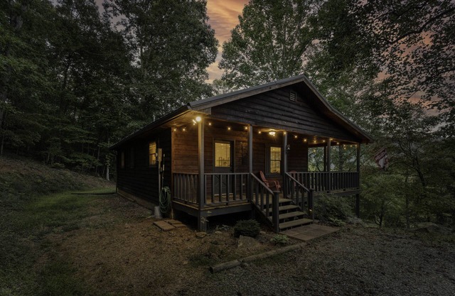 NEW! Lil' Oak Lodge Escape - Great Location + King Suite!