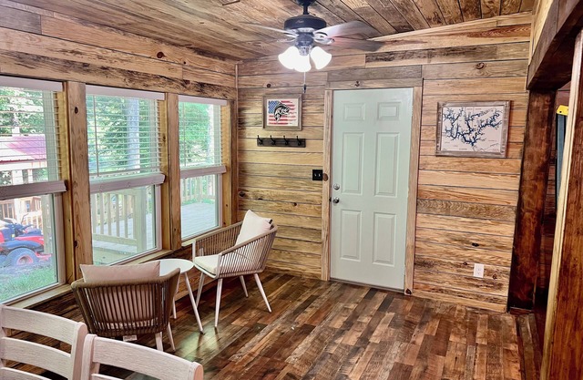 “NEW LISTING” 3-bedroom beautiful lodge cabin 20min from Smith Lake Park