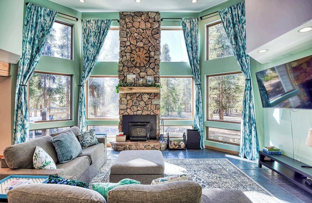 New Listing! 4BR - Hot Tub - Pets OK!