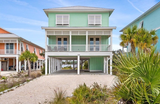 NEW LISTING! Beach & Lagoon-Private Pool-Sleeps16