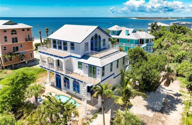 NEW LISTING! BEACH PARADISE: BEACHFRONT, SLEEPS 10, 2 CARTS, POOL, GAMES, & FUN