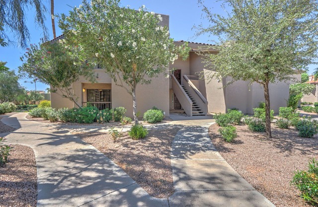NEW LISTING Beautiful Golf, Shopping, Fun in Sun Getaway in Central Scottsdale!