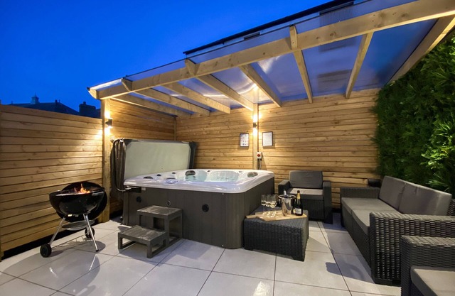 NEW LISTING-Beautifully presented 5 bedroom,4 bathroom+hot tub S/C accommodation