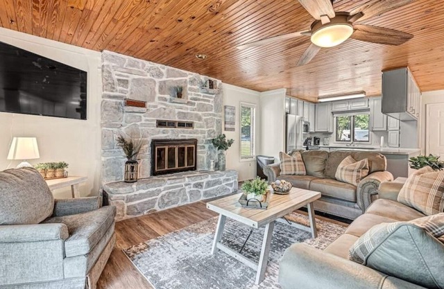 NEW LISTING! Beaver Lake Hillside Hideaway by RedAwning