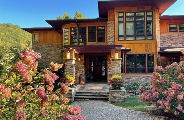 New Listing! Breathtaking Lakefront home, Waterfall & Mountain Views, PICKLEBALL