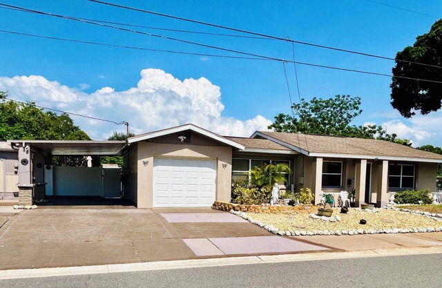 !NEW LISTING!CHARMING HOME-TREE SWING-BBQ-NEAR BEACH/PARK/LAKE/RESTAURANT/SHOPS!