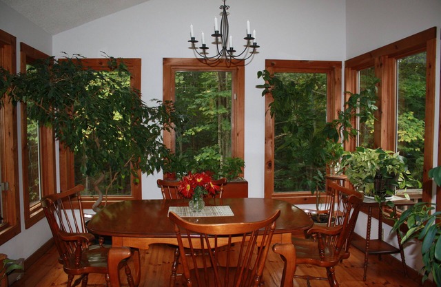 Nouvelle Annonce Cottage contemporain dans les bois en regardant un bassin de printemps privé Fed