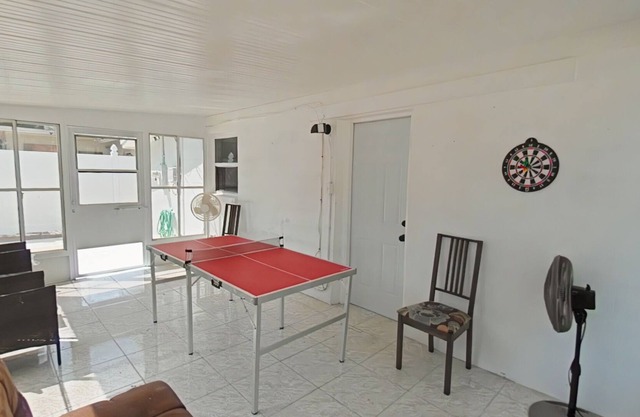 NEW LISTING-COZY HOME-PING PONG TABLE/DARTBOARD/BBQ-NEAR BEACH/RESTAURANTS!