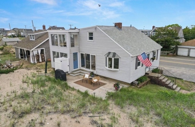 NEW LISTING DISCOUNT Oceanfront on Plum Island w/ 4+ bedrooms. Family friendly!