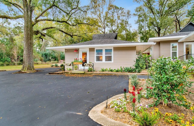 NEW LISTING -Fairhope cottage near downtown ADORABLE
