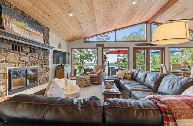 New Listing! Greers Ferry Lakefront home with ping pong, kayaks, and more!