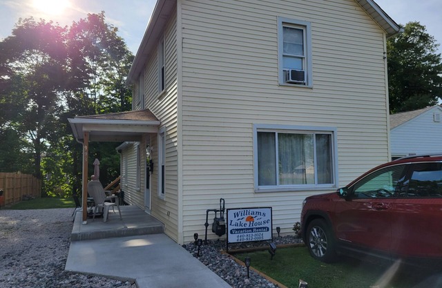 New listing Lake House 2 minute walk to beach