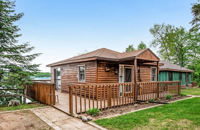 NOUVELLE LISTE! Cabane au bord du lac avec quai et terrasse sur l'eau, vue toute l'année