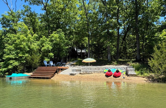 !!! NEW LISTING!!! Lakefront Chalet with Private Beach on Beautiful Clear Water!