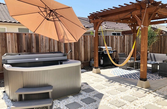 * NOUVELLE LISTE * LUXUEUX et SPACIEUX Maison familiale conviviale avec tout nouveau bain à remous **