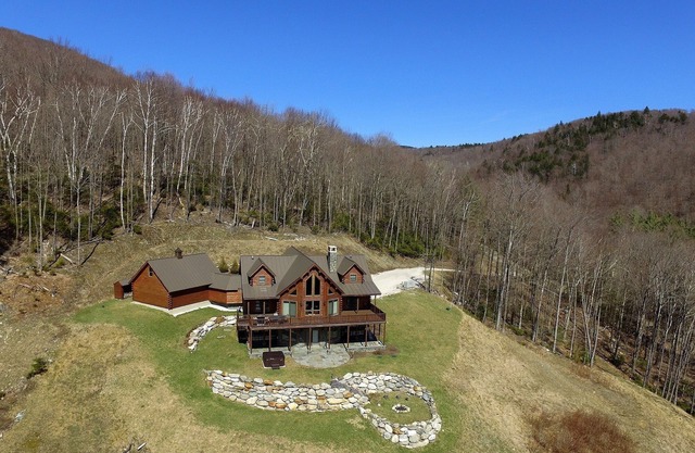 New Listing - Maison de bois de luxe avec une vue imprenable