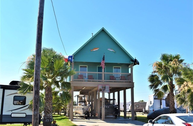 NEW LISTING! Minutes away from Beach, Intercoastal, & boat ramp. Great Fishing!