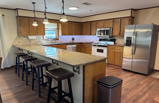 New Listing! Negreet Retreat Too Waterfront house Midlake Toledo Bend Sleeps 12.