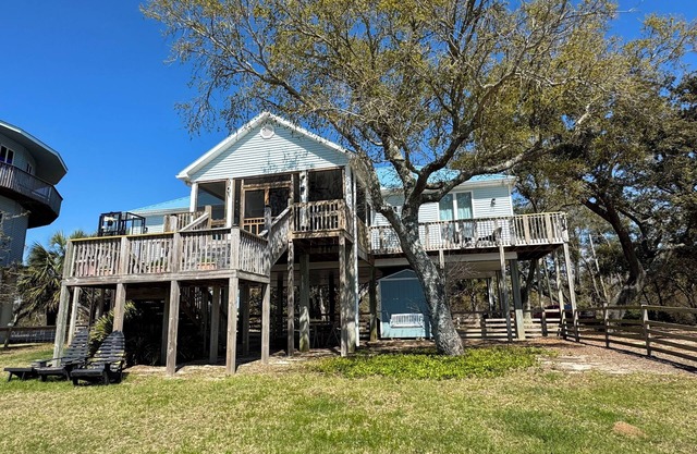 GULF SERENITY -3 Bedroom Beach Home with Lift