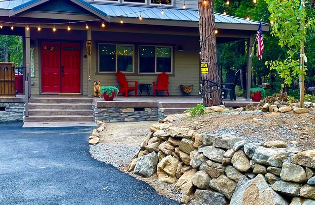 * NEW LISTING * nPERFECT HOME BASE FOR LAKES, TRAILS, SNOW SKIING!